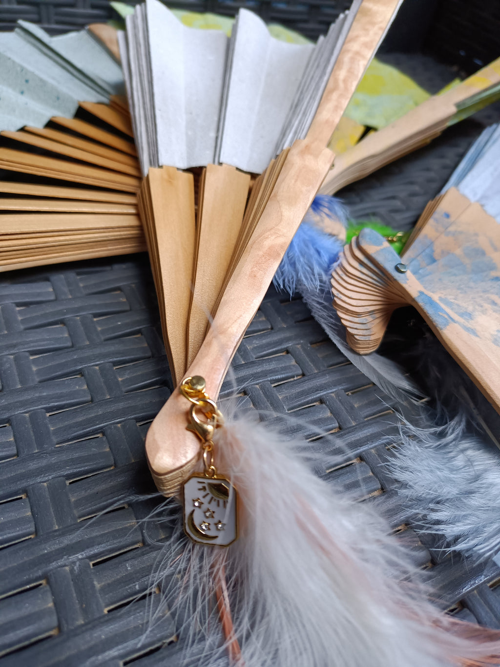 Éventail en bois et papier artisanal, peint à la main