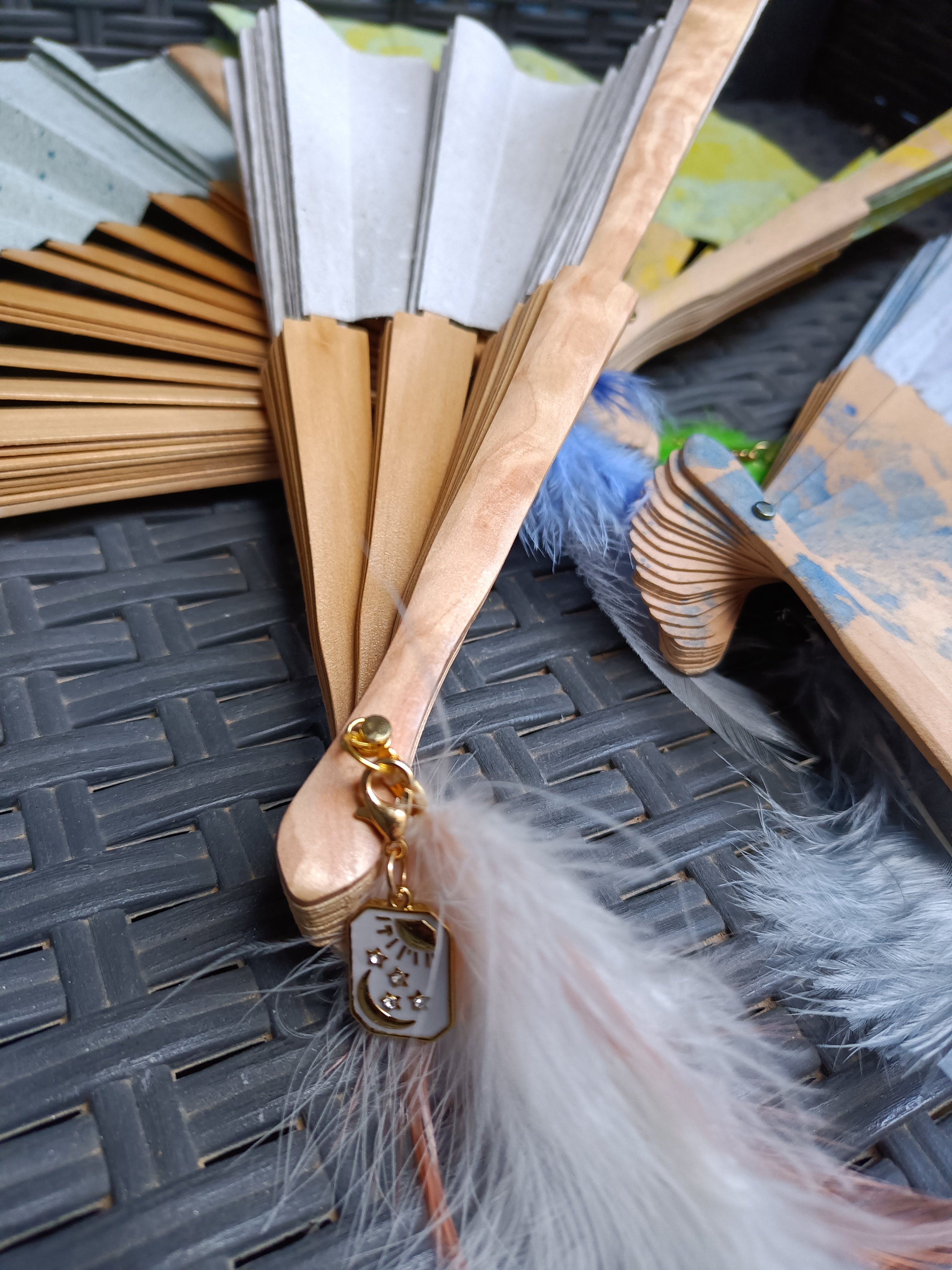 Éventail en bois et papier artisanal, peint à la main