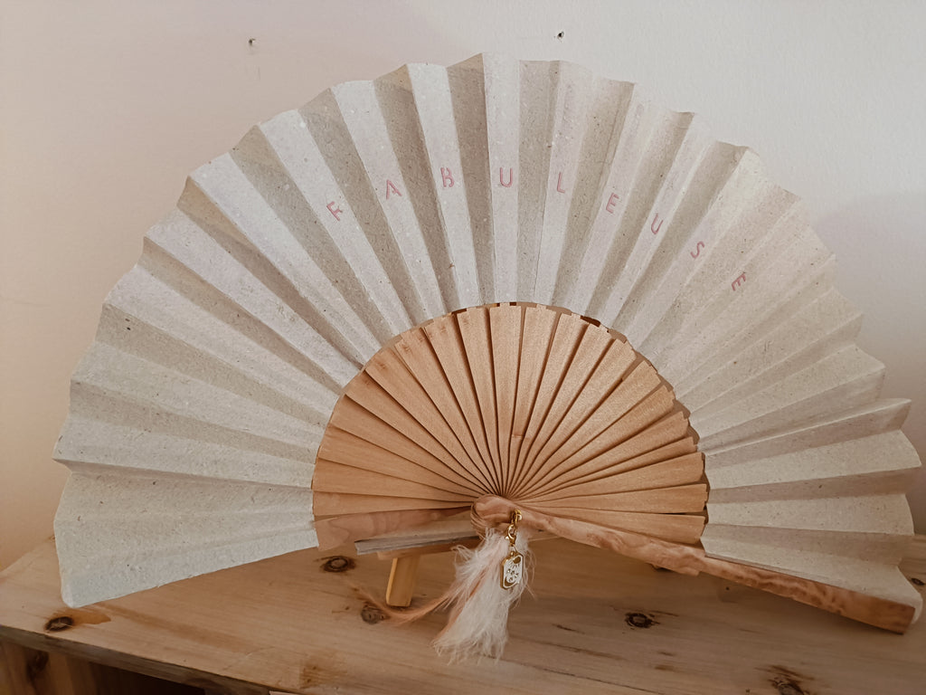 Éventail en bois et papier artisanal, peint à la main