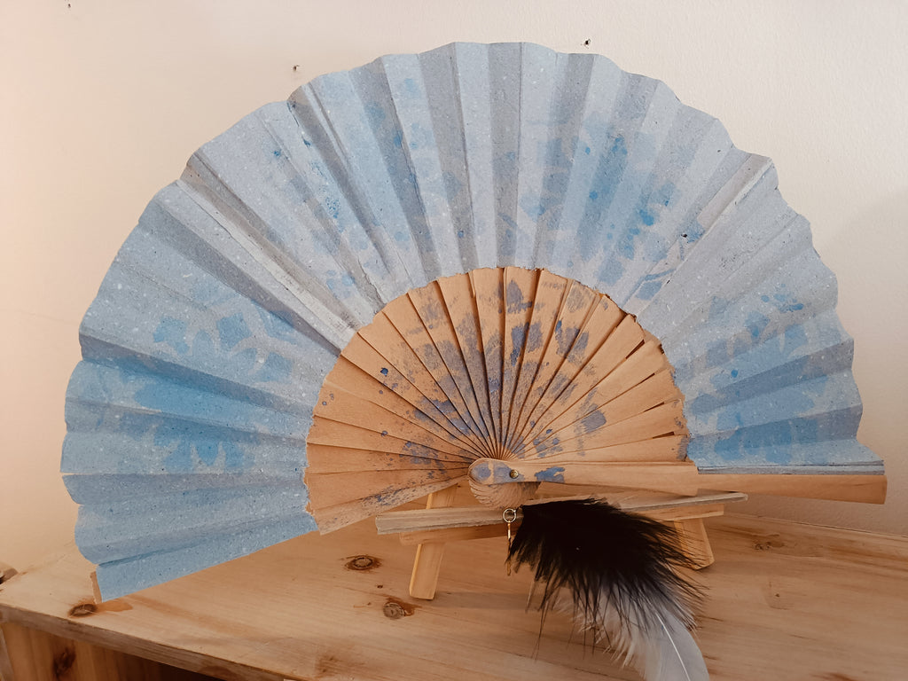 Éventail en bois et papier artisanal, peint à la main