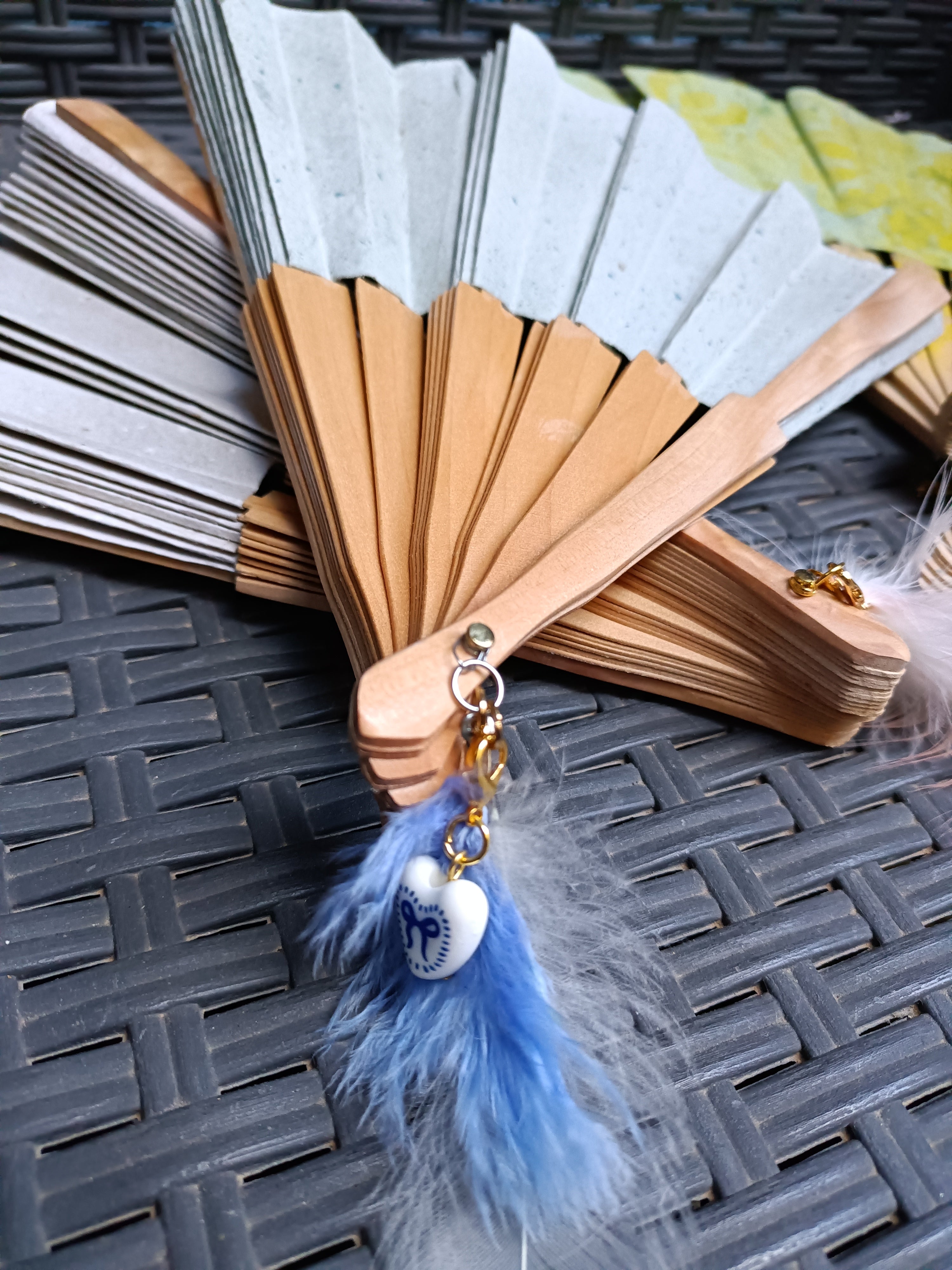 Éventail en bois et papier artisanal, peint à la main