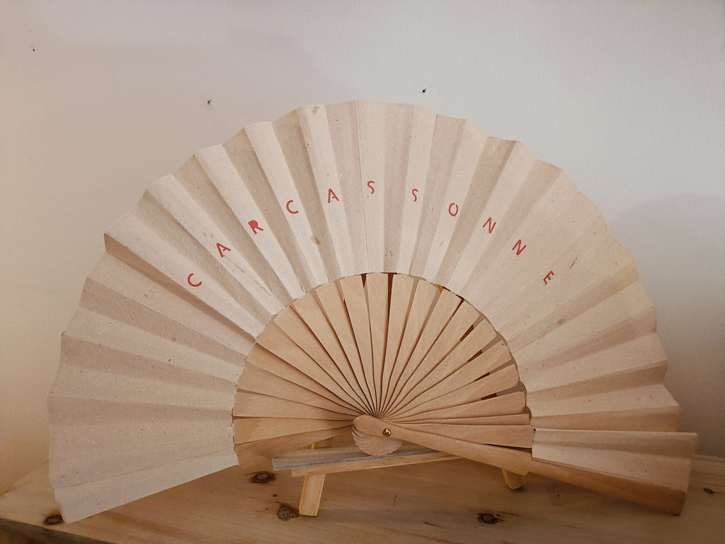 Éventail en bois et papier artisanal, peint à la main