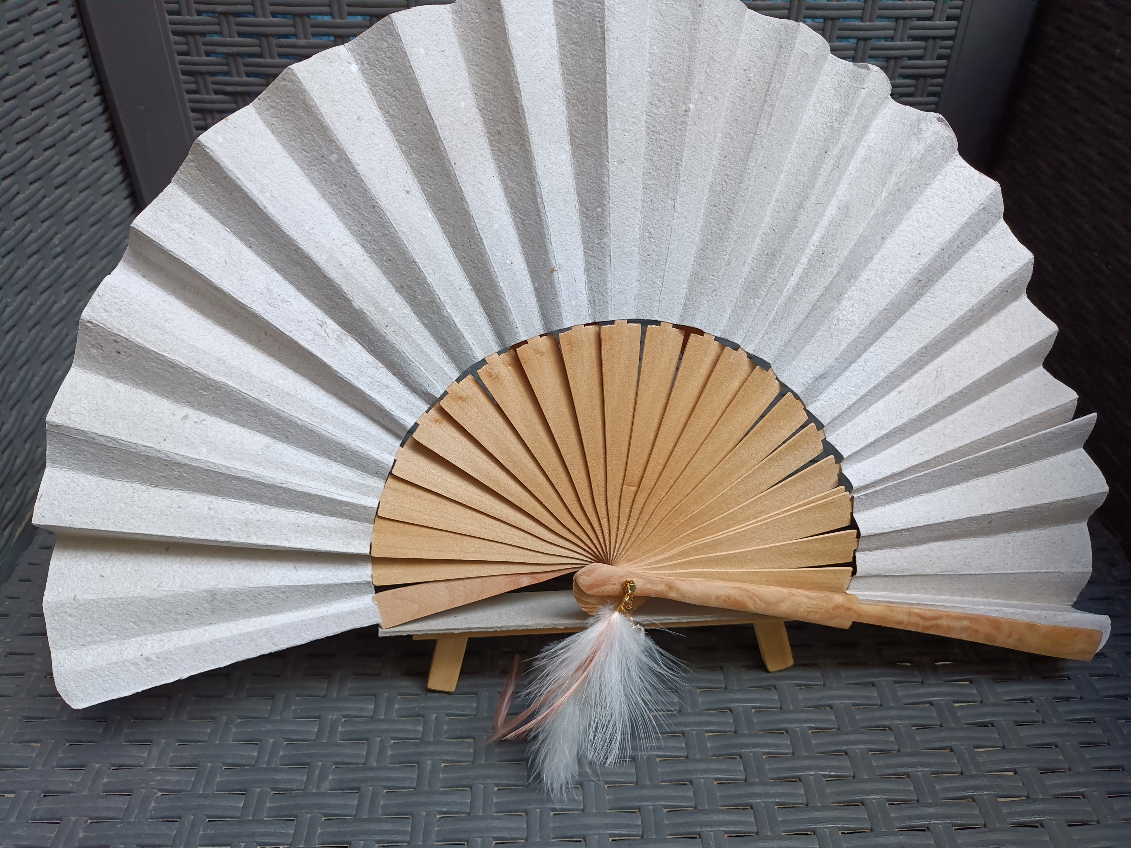 Éventail en bois et papier artisanal, peint à la main