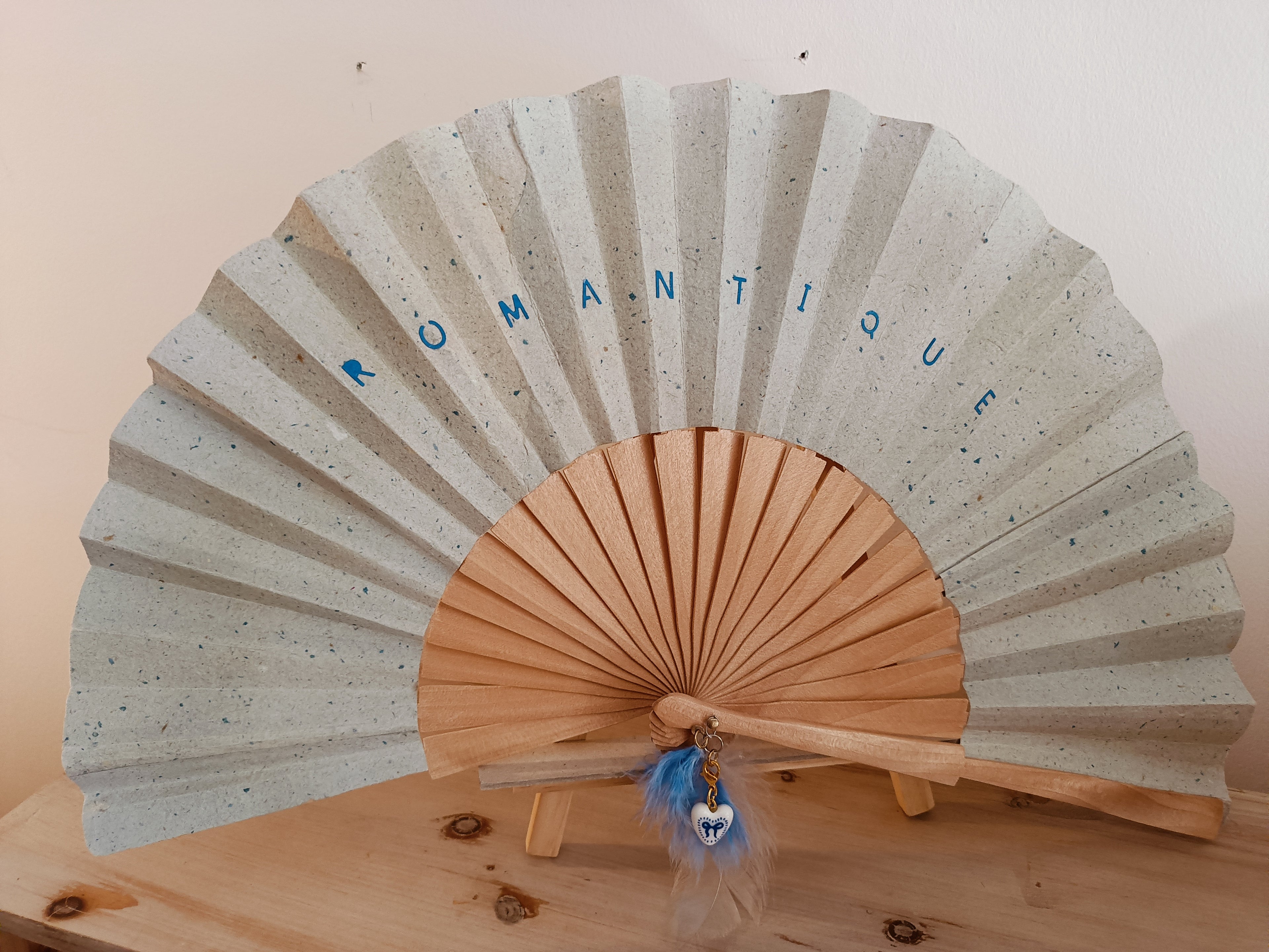 Éventail en bois et papier artisanal, peint à la main