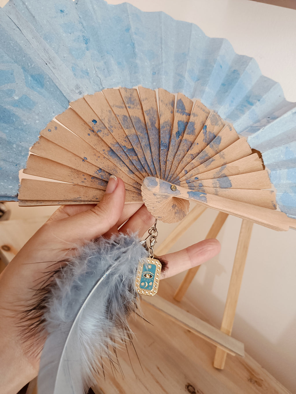Éventail en bois et papier artisanal, peint à la main