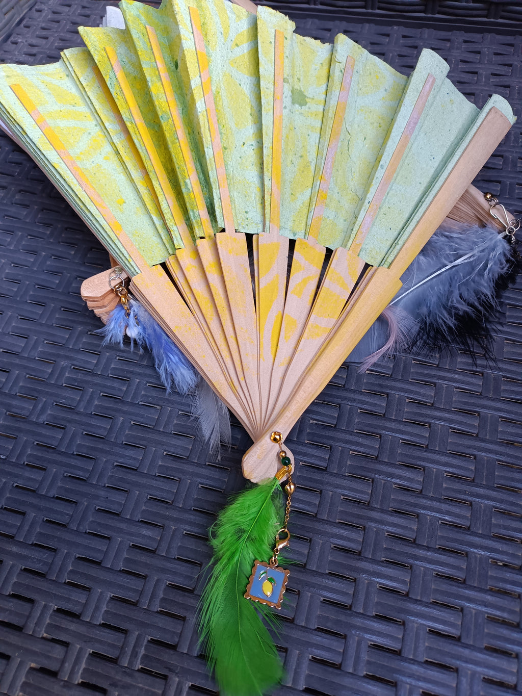 Éventail en bois et papier artisanal, peint à la main