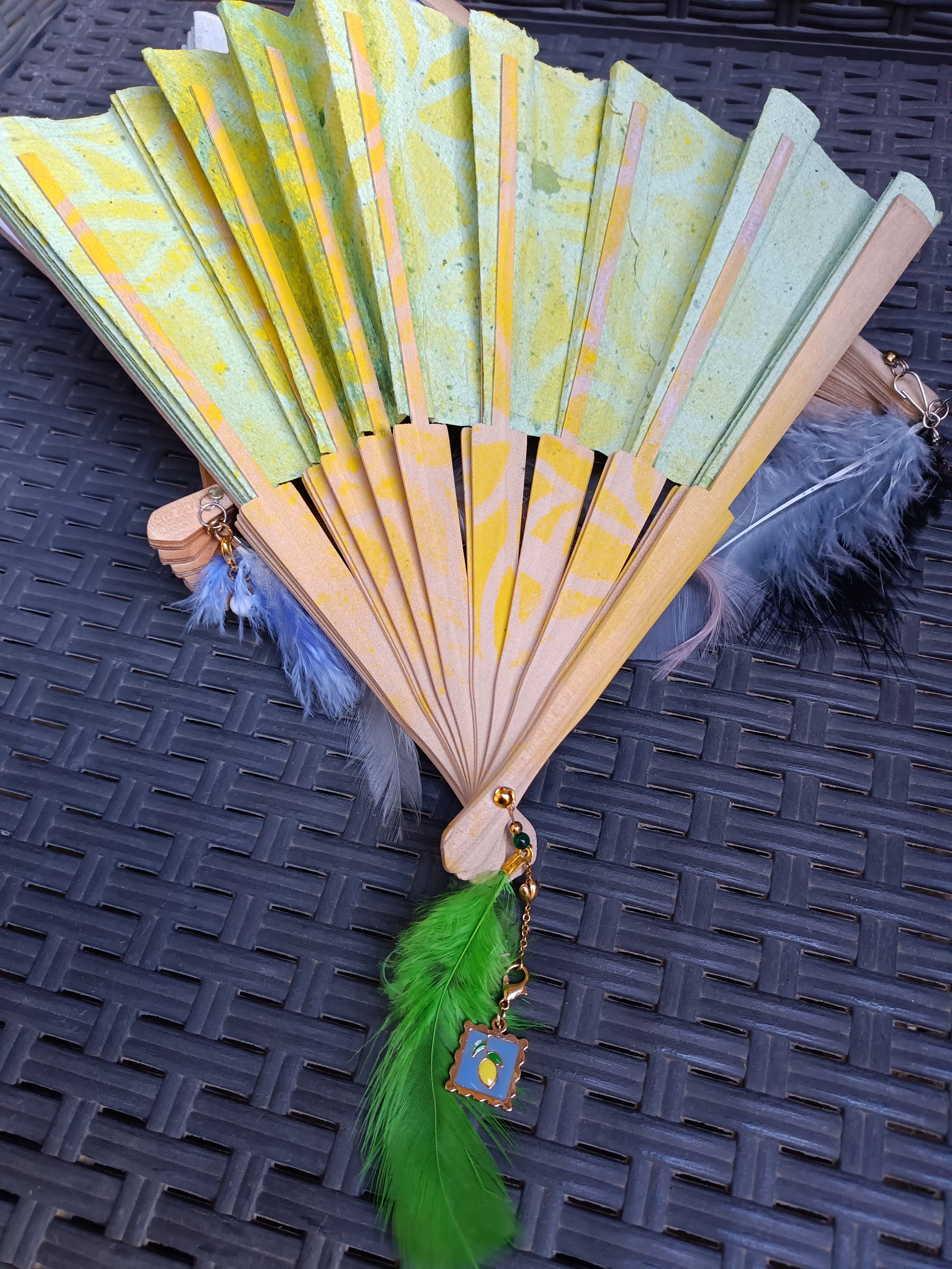 Éventail en bois et papier artisanal, peint à la main