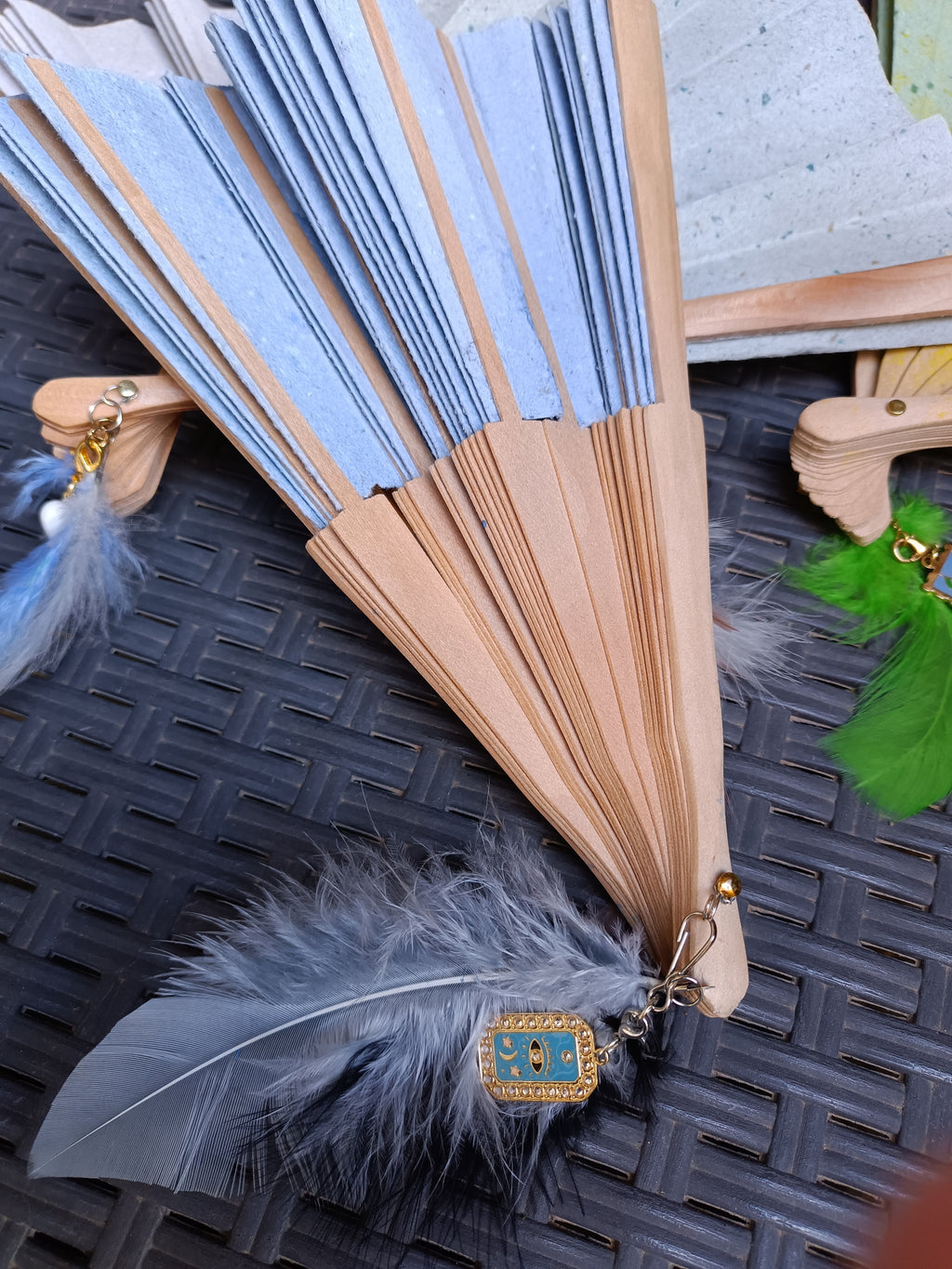 Éventail en bois et papier artisanal, peint à la main