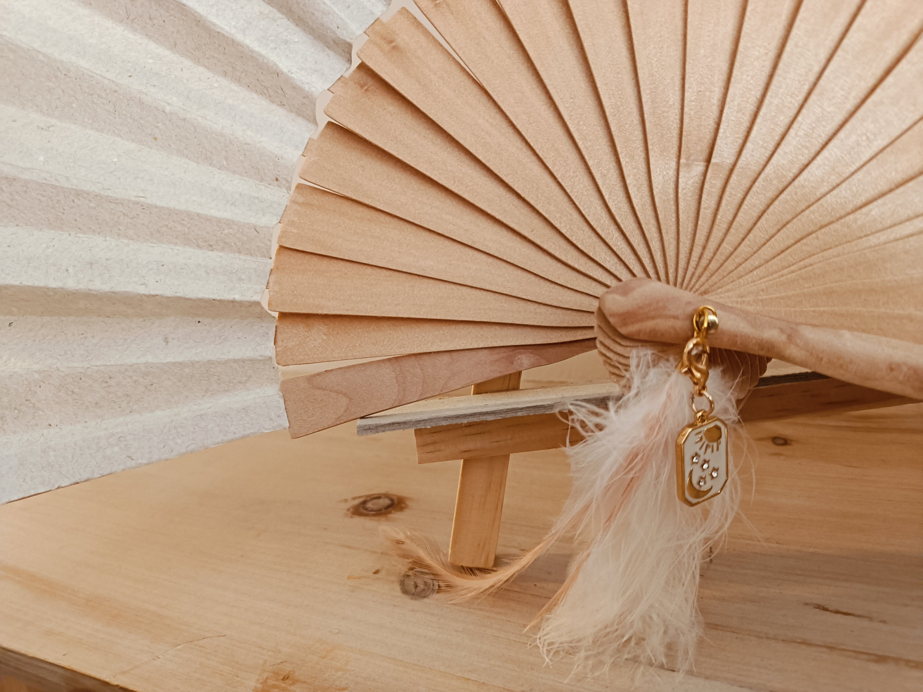 Éventail en bois et papier artisanal, peint à la main