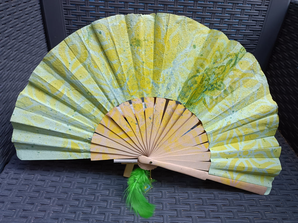 Éventail en bois et papier artisanal, peint à la main