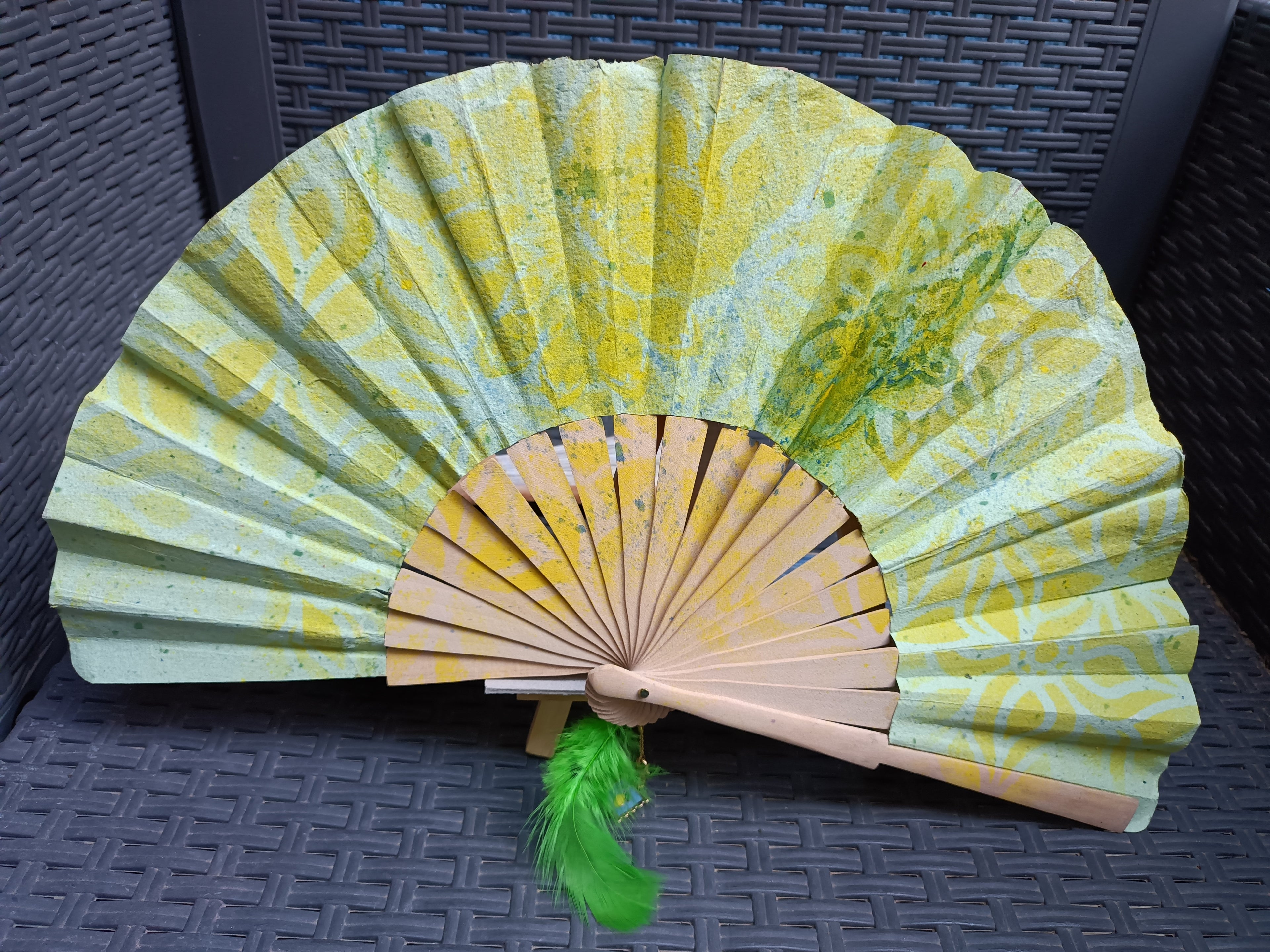 Éventail en bois et papier artisanal, peint à la main