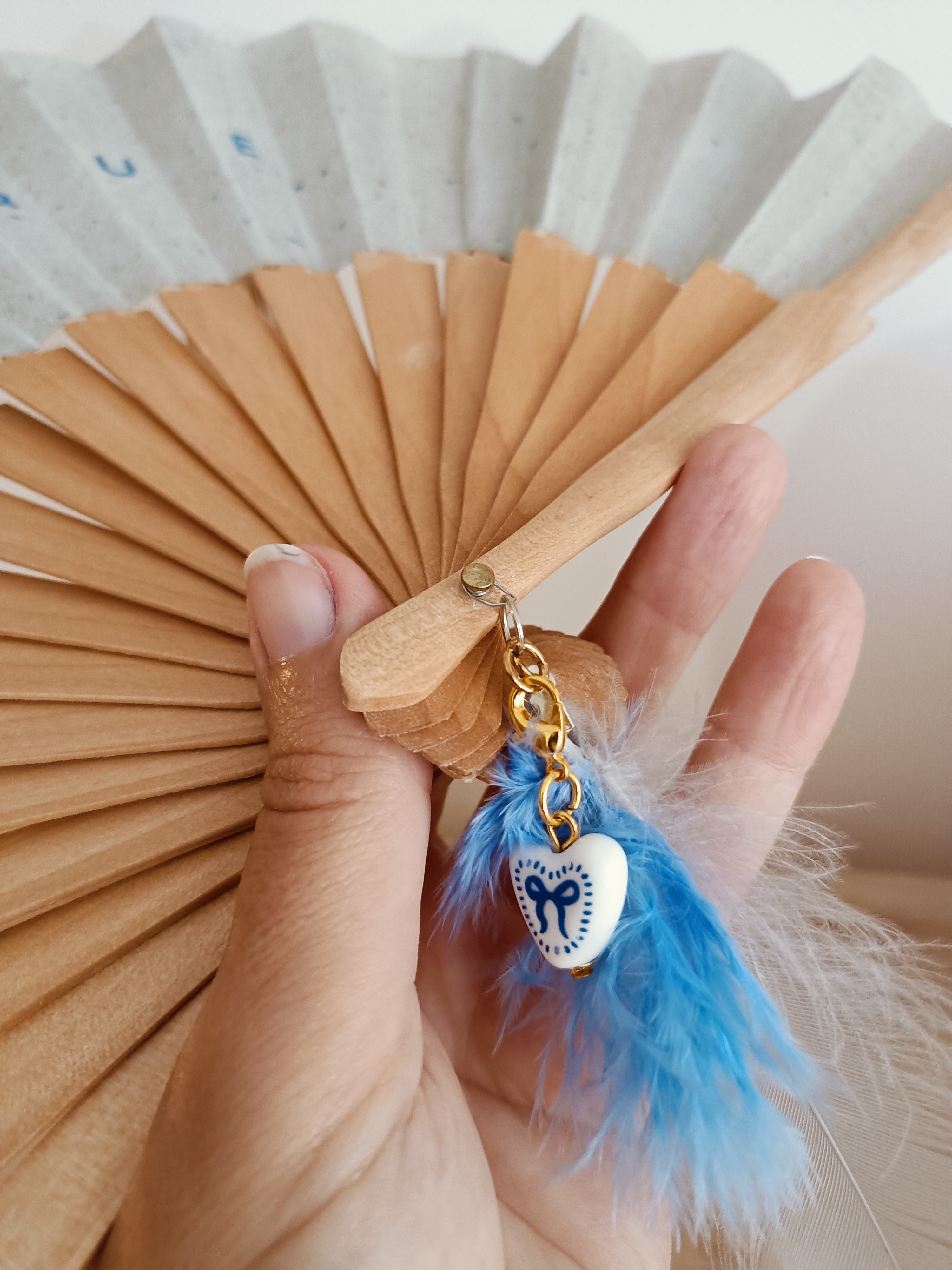 Éventail en bois et papier artisanal, peint à la main